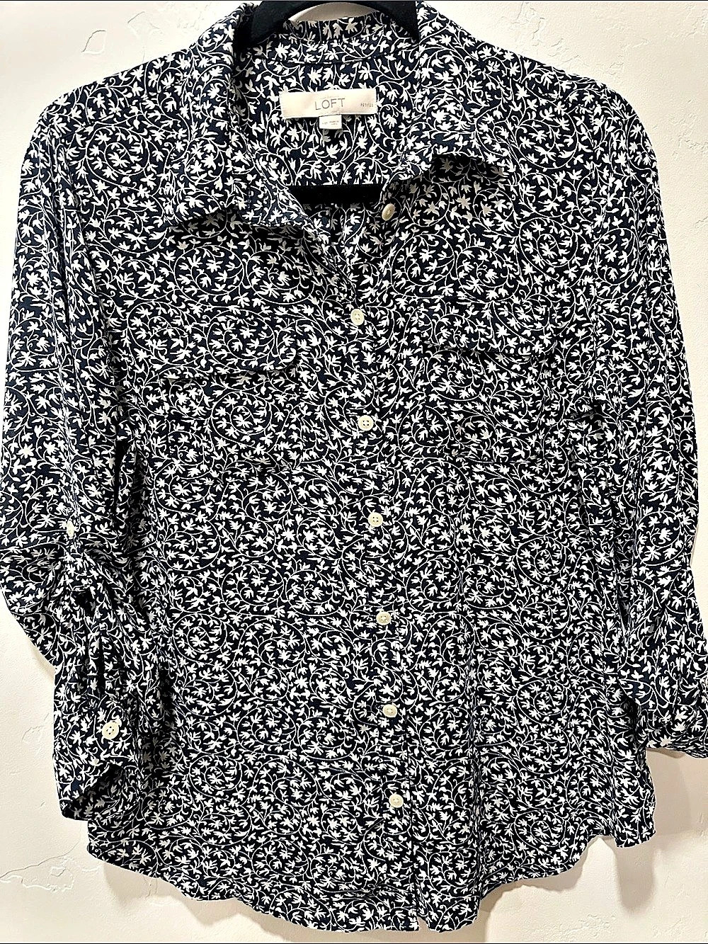 LOFT Floral Button Down Shirt in Blue & White Size Medium